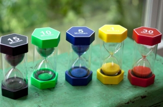 Sanduhren mit unterschiedlichen Zeiten Psychotherapie Susanne Kiessling / Psychotherapeutische Praxis für Kinder und Jugendliche in Bochum - Die Räumlichkeiten der Praxis